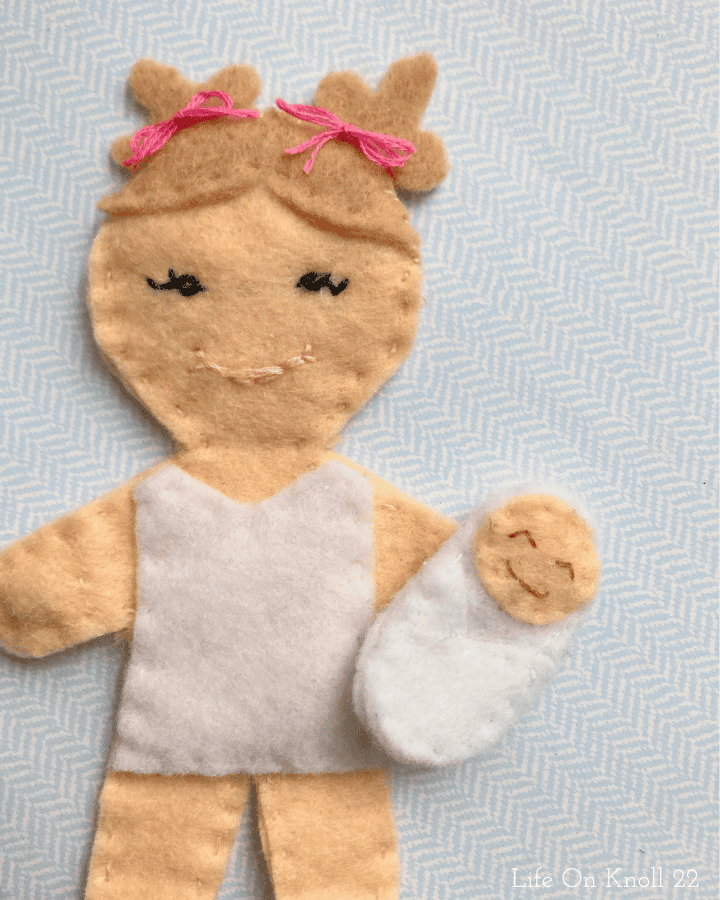 magnetic felt dolls: mother holding a baby via magnet