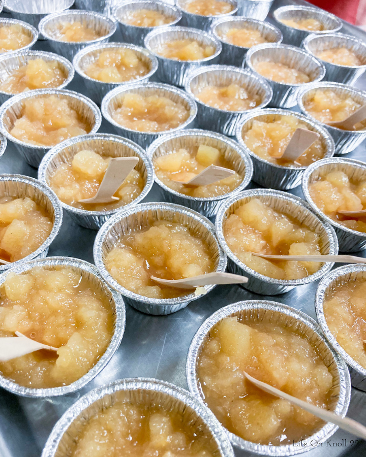 mini pie tins full of applesauce