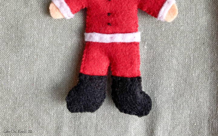 Finished boots on the felt doll santa